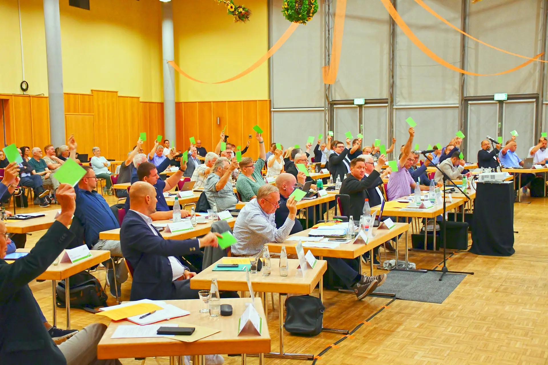 Mit Mehrheit hat der Kreistag den Weg für die weiteren Planungen des Zentralklinikums freigemacht und den Landrat mit den notwendigen Schritten zum Grundstückserwerb beauftragt.
