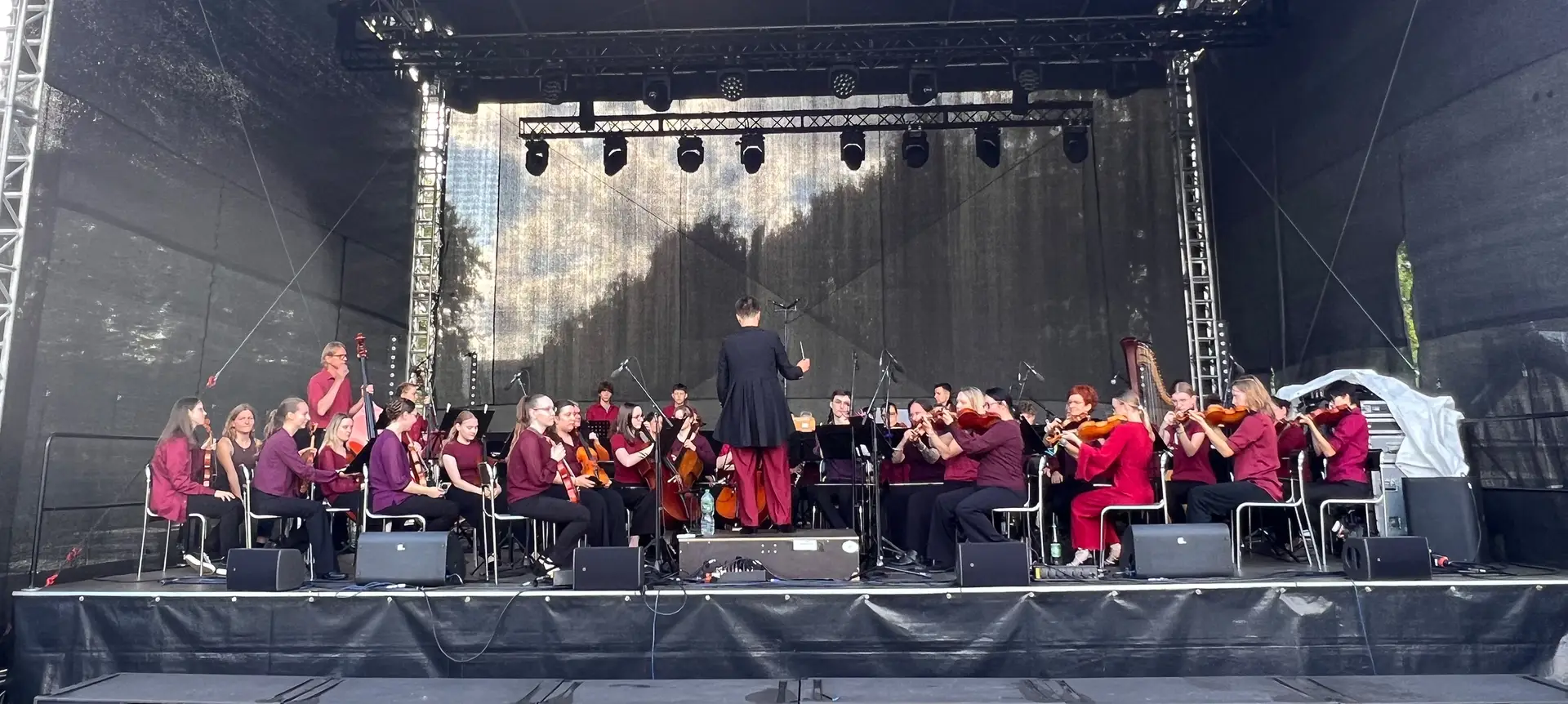 Das Sinfonieorchester der Kreismusik- und Kunstschule kurz vor seinem Konzert beim Finsterwalder Sängerfest.