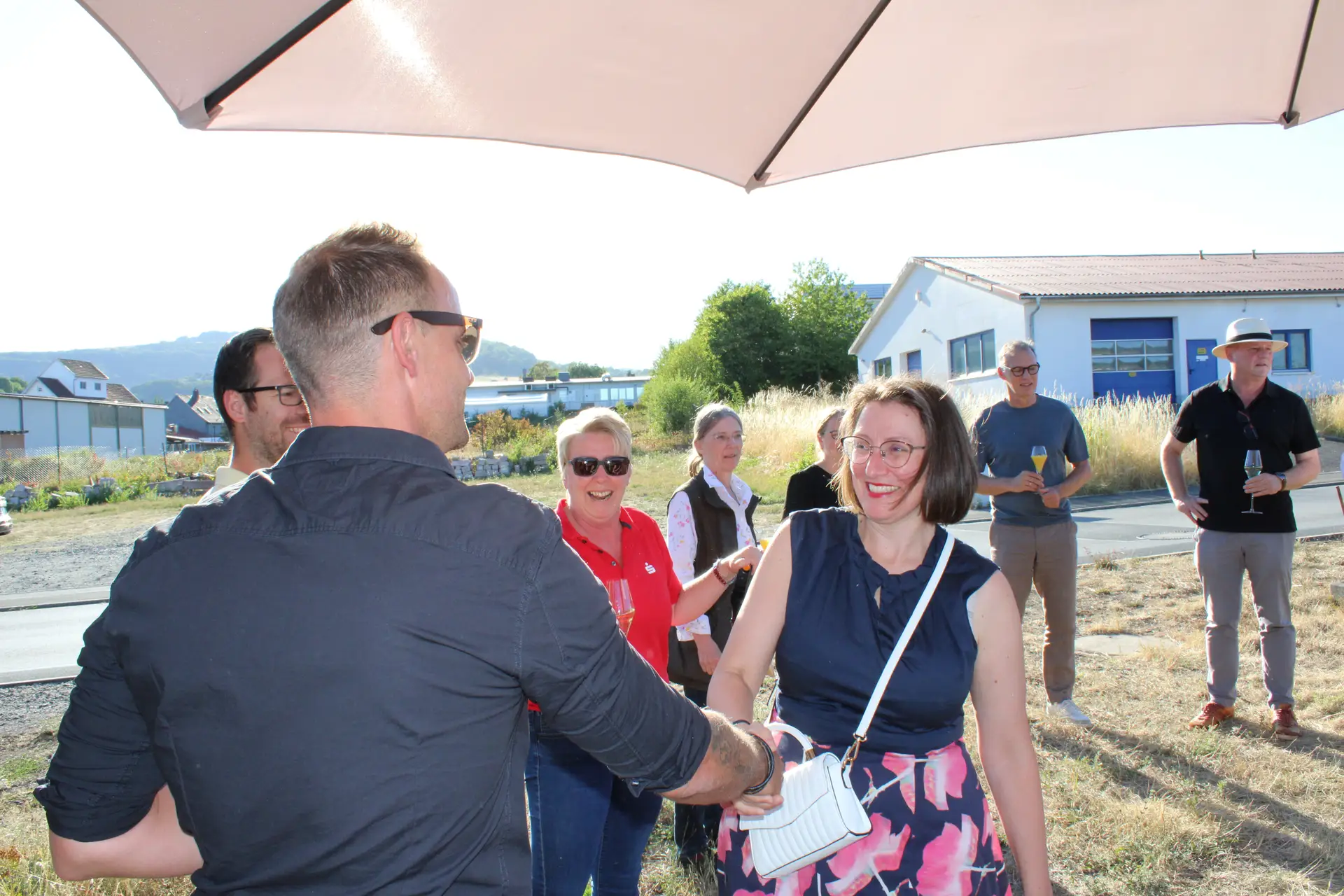 Freuen sich über den Spatenstich für das LEADER-Projekt Physalis Rhön-Spa": (Von links) Stefan Richter (Architekt), Susanne Brack (Sparkasse Bad Neustadt), Vorstandsvorsitzender Dir.