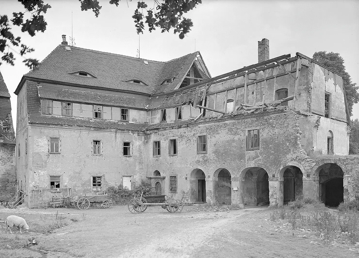 Foto eines abgerissenen bzw. zerstörten Gebäudeteils mit Trümmern und unvollständigen Strukturen.